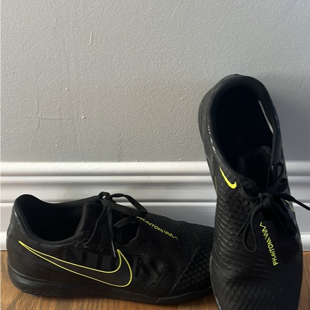Men’s Nike indoor soccer cleats black and neon Green. Men’s size 7.